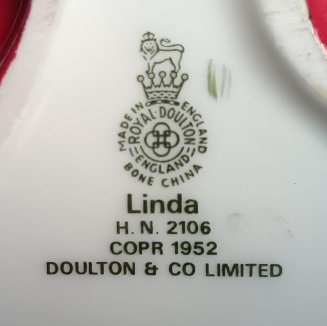 Royal Doulton Linda HN2106 figurine | Bone China | Designed by Leslie Harradine | 1953–1976