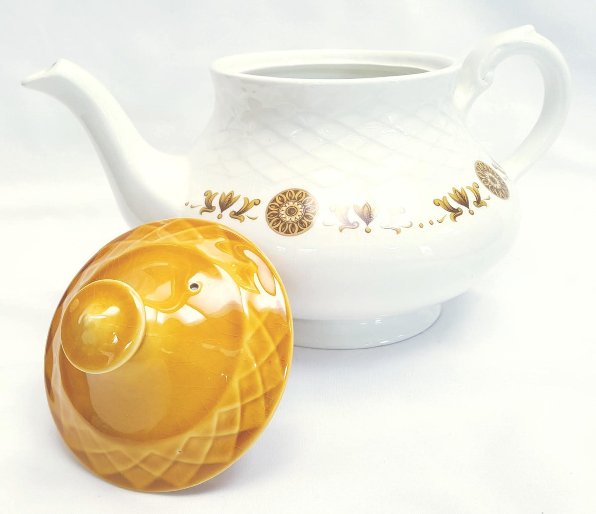Enoch Wedgwood (Tunstall) Ltd | Gold Medallion | 18-Piece Tea Service | Circa 1960s–1970s