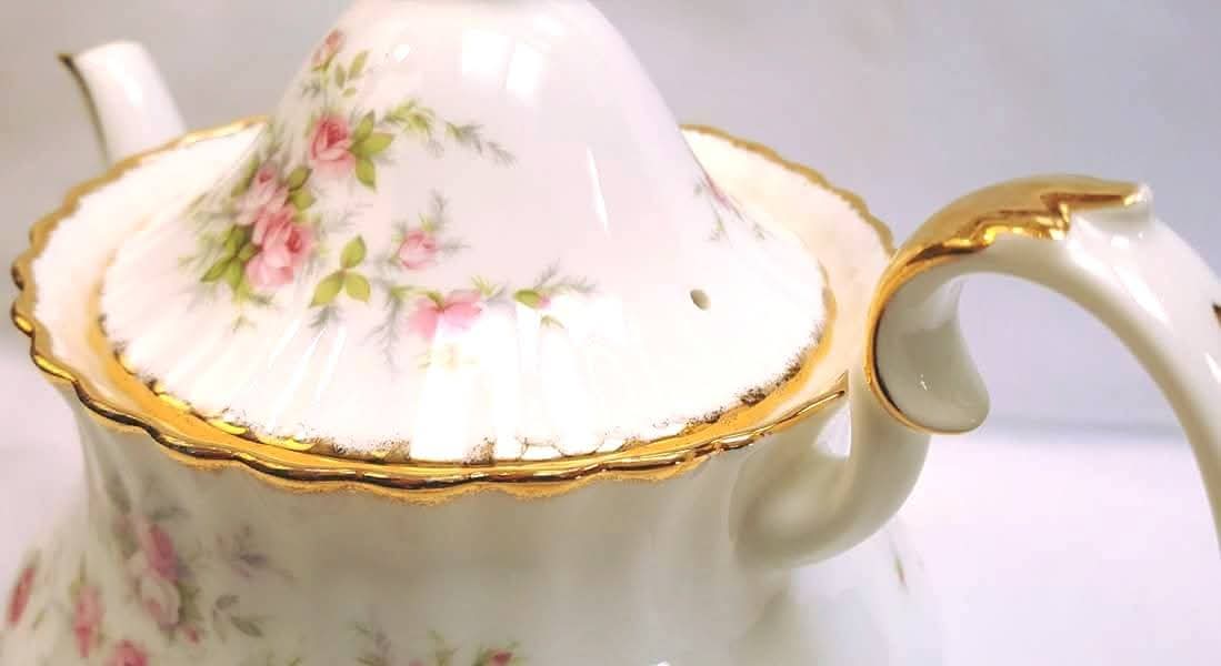 Royal Albert | Victoriana Rose | Large Six-to-Eight Cup Teapot | Pattern Copyright 1966