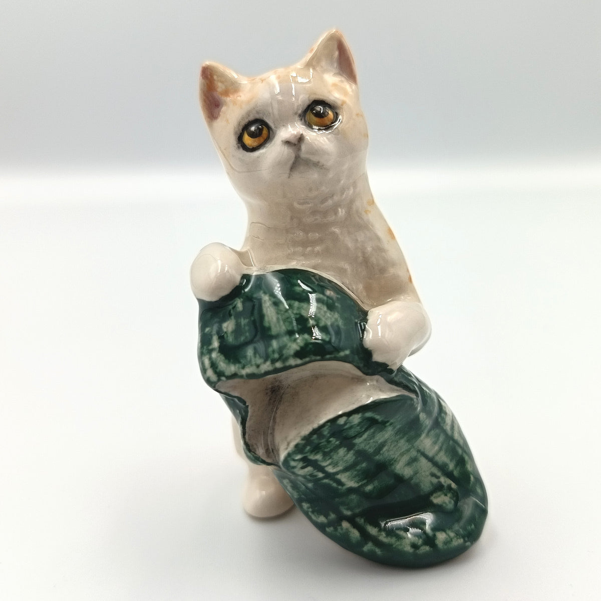 Royal Doulton | New Toy | DA232 | Striped Kitten with Green Slipper | Gloss | 1995–1999