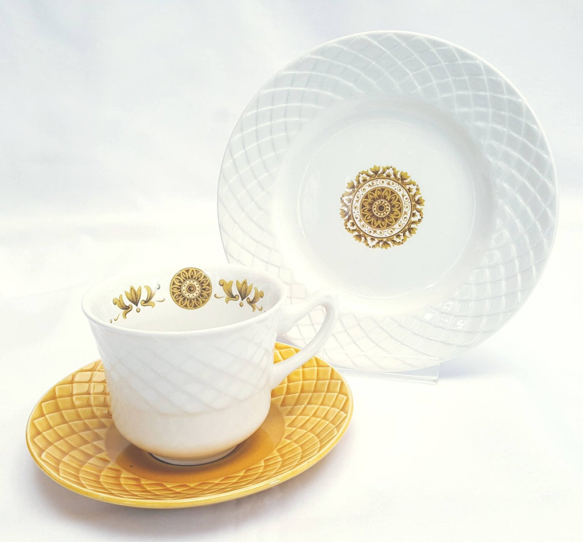 Enoch Wedgwood (Tunstall) Ltd | Gold Medallion | 18-Piece Tea Service | Circa 1960s–1970s