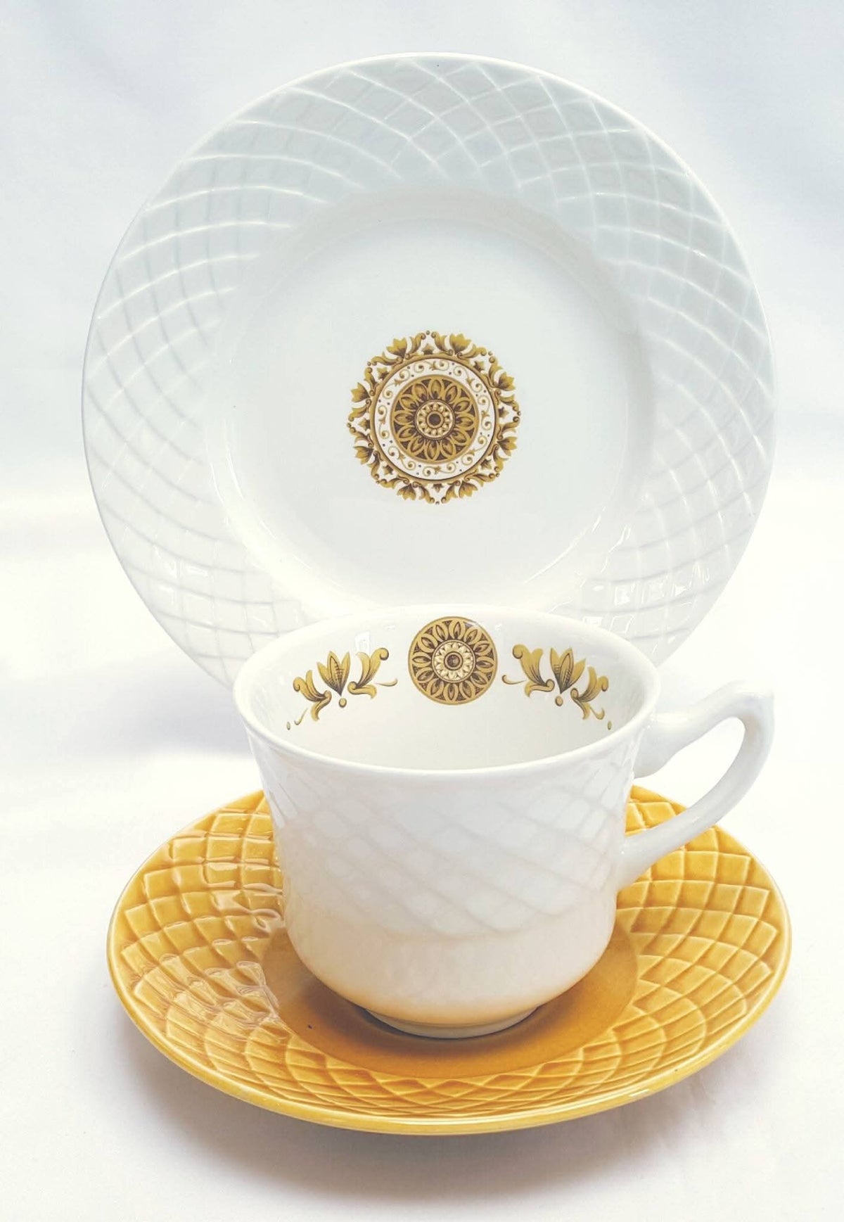 Enoch Wedgwood (Tunstall) Ltd | Gold Medallion | 18-Piece Tea Service | Circa 1960s–1970s