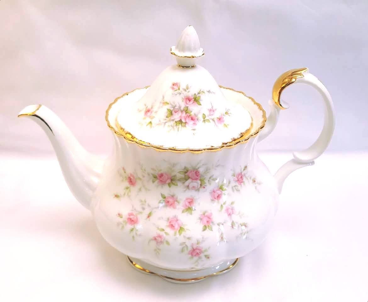 Royal Albert | Victoriana Rose | Large Six-to-Eight Cup Teapot | Pattern Copyright 1966