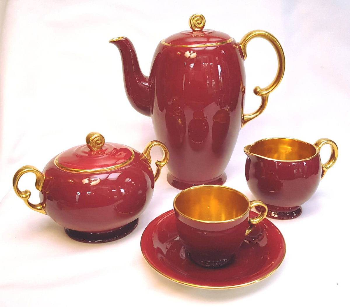 Crown Devon | Fielding's | Lynton Shape | Art Deco Burgundy & Gold Coffee Service | 15 Pieces | Rd Applied For | Pattern 3184 | Circa Late 1920s–1930s | England | Excellent Unused Condition