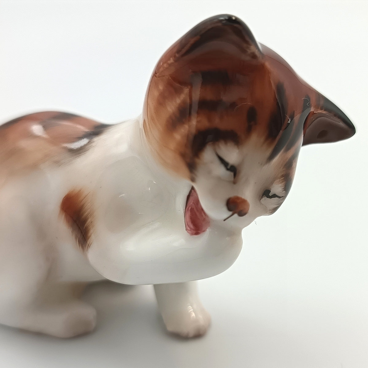 Royal Doulton | Character Kitten — Licking Front Paw | Bone China Animal Study | HN 2583 | England, 20th century