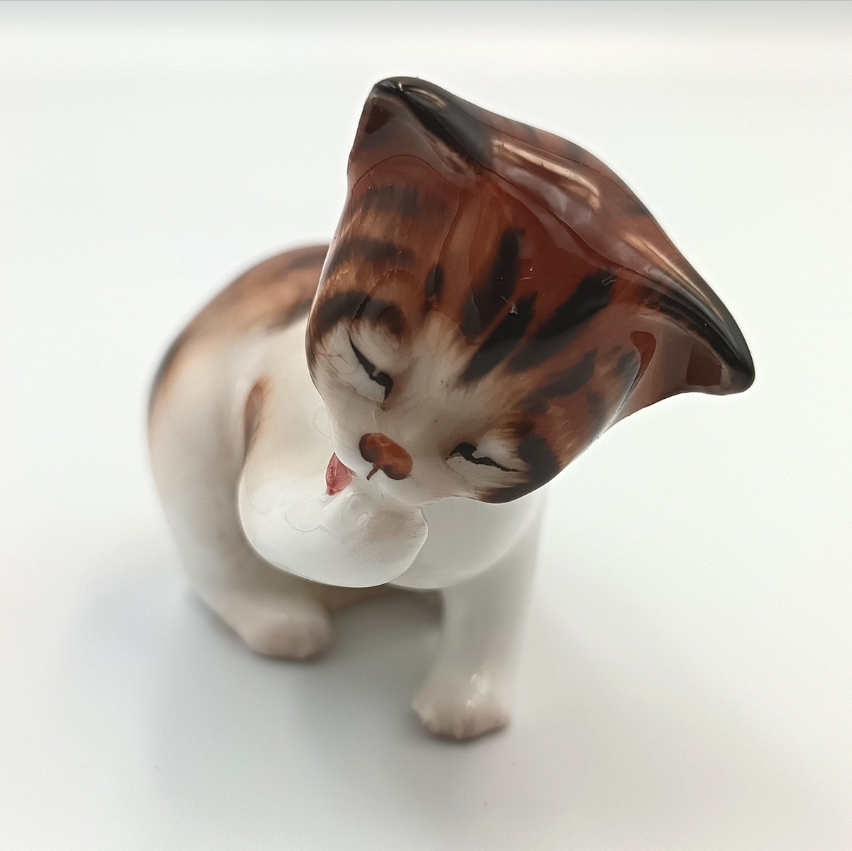 Royal Doulton | Character Kitten — Licking Front Paw | Bone China Animal Study | HN 2583 | England, 20th century