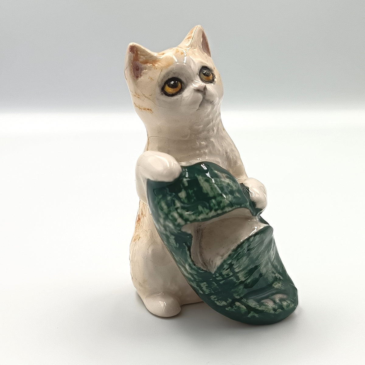 Royal Doulton | New Toy | DA232 | Striped Kitten with Green Slipper | Gloss | 1995–1999