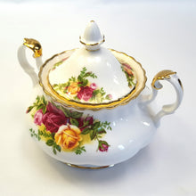 Load image into Gallery viewer, Royal Albert &#39;Old Country Roses&#39; large lidded sugar bowl
