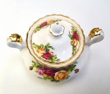 Load image into Gallery viewer, Royal Albert &#39;Old Country Roses&#39; large lidded sugar bowl
